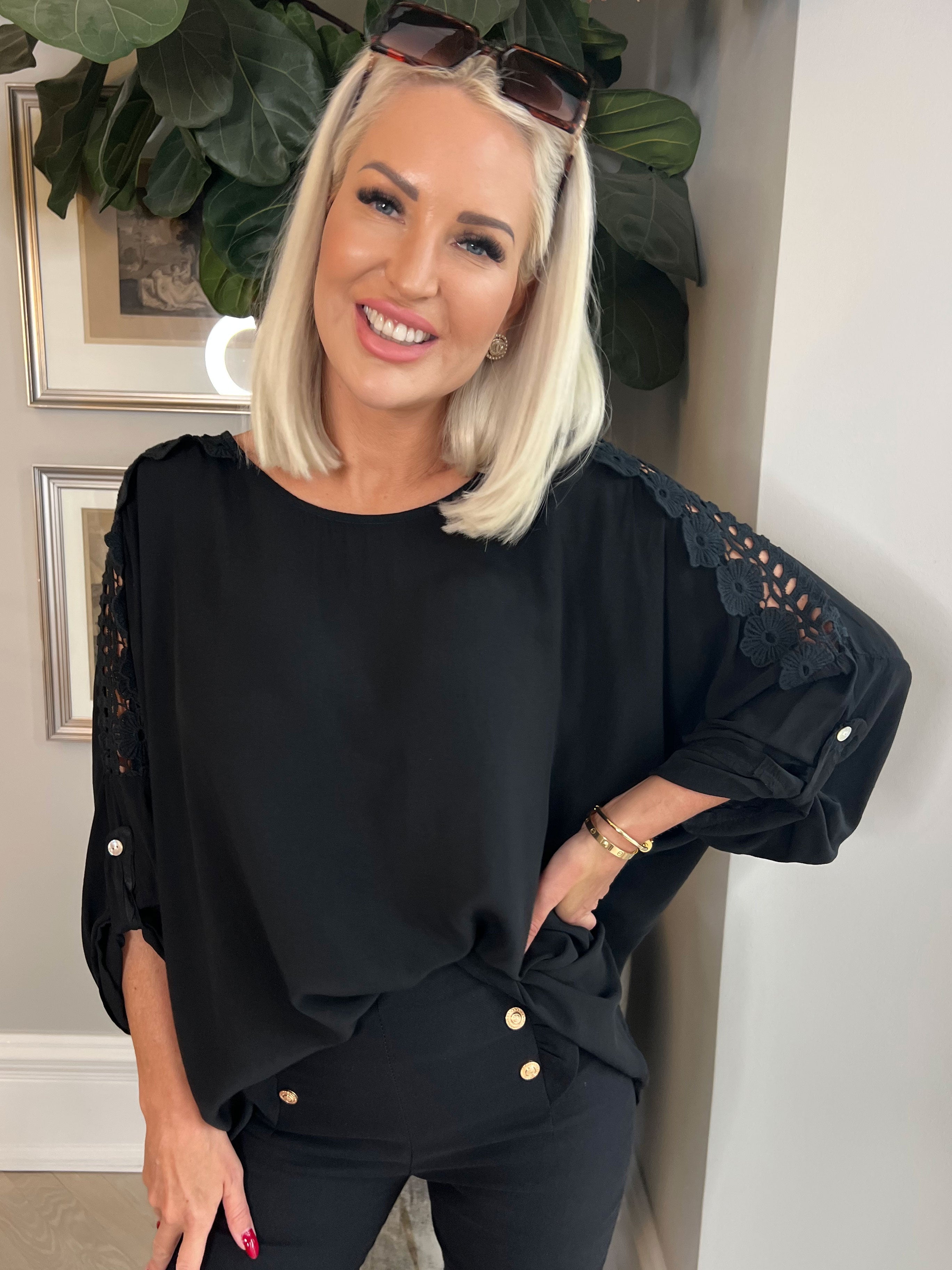 Flora - Söt viskosblus med broderi på ärmarna